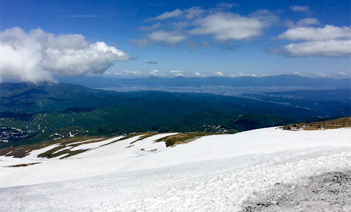 月山山頂からの雄大な景色