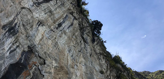 インカ橋の真上も圧巻の断崖絶壁