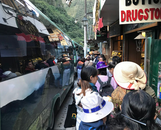 大勢の観光客で賑わうバス乗り場