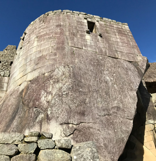 曲線の石組が美しい太陽の神殿」