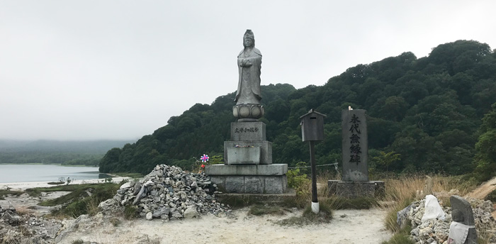 大きな延命地蔵尊の存在が際立つ