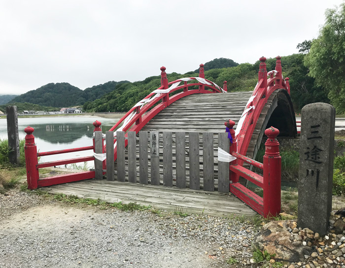 三途の川の架け橋となる太鼓橋